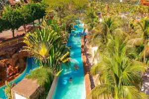 Rio lento no Thermas dos Laranjais - passeio relaxante em águas termais